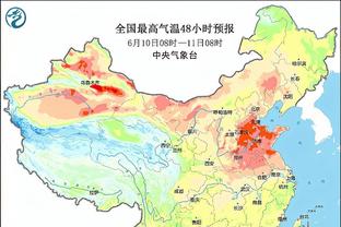 ?两位都是多面手！卡马文加和詹姆斯合影~